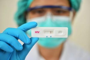 عدم آگاهی از وضعیت HIV بیمار، خطرات جدی برای کادر درمان به همراه دارد.